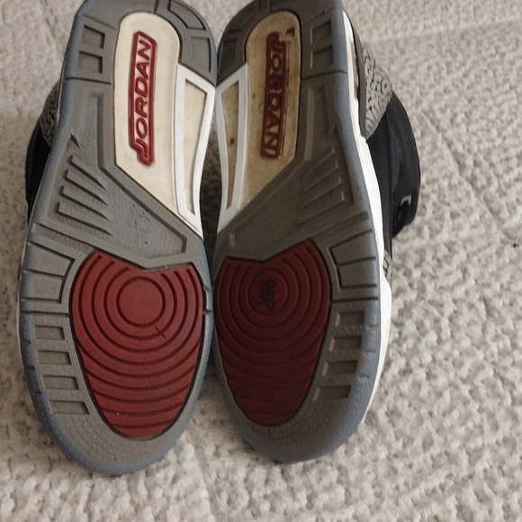 Pre owned youth Jordan 3 black cement - Picture 5 of 6